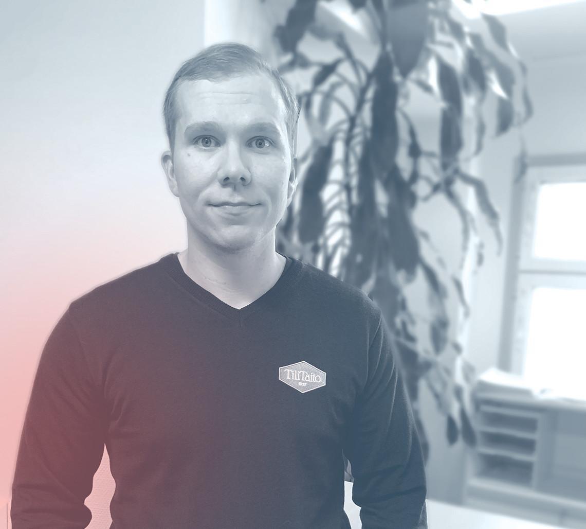 Akseli Leppänen Kajaanin Tilitaito Oy:stä kertomassa EmCen ja Kajaanin Tilitaidon yhteistyöstä