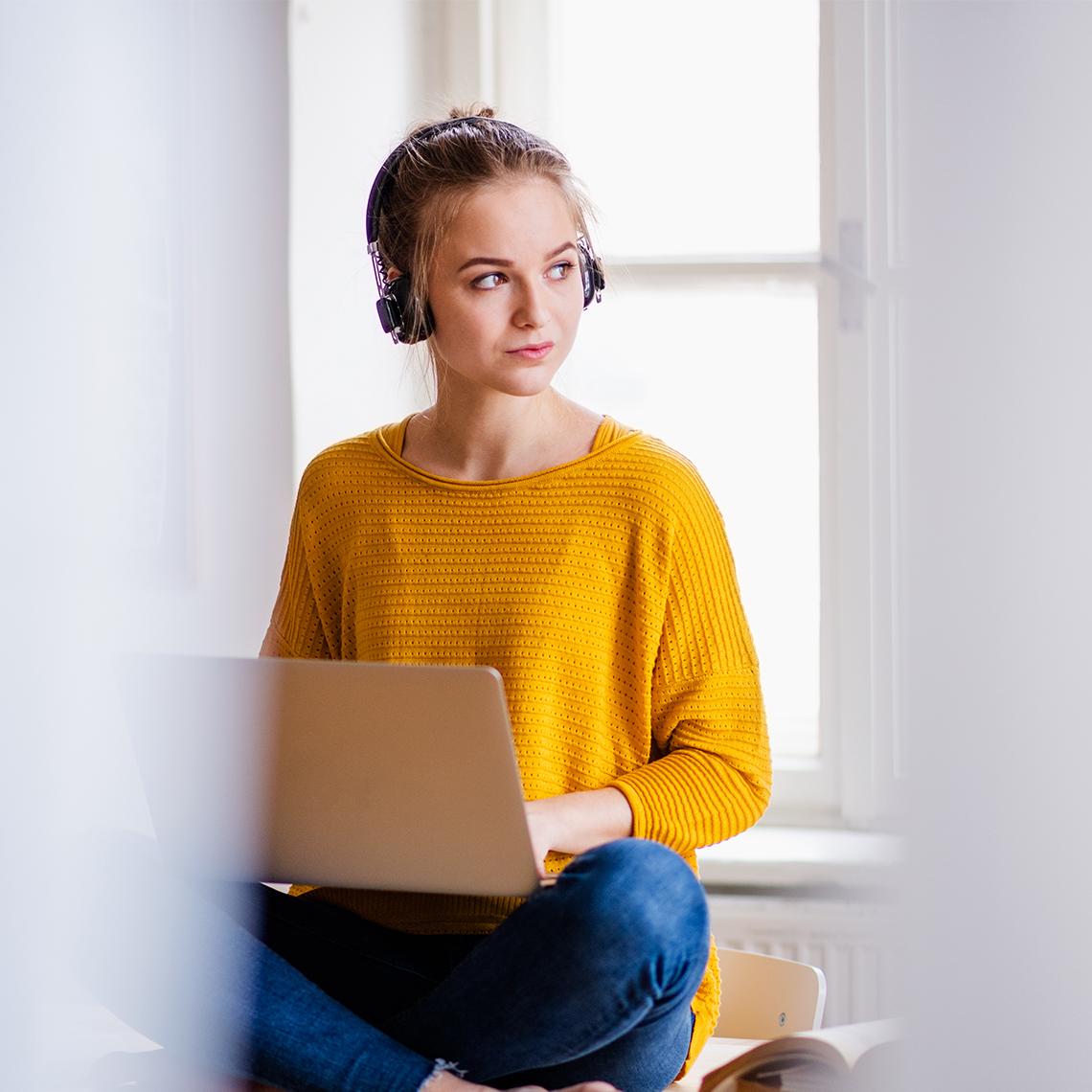 Tyttö tekemässä töitä EmCen kirjanpito-ohjelmalla. 